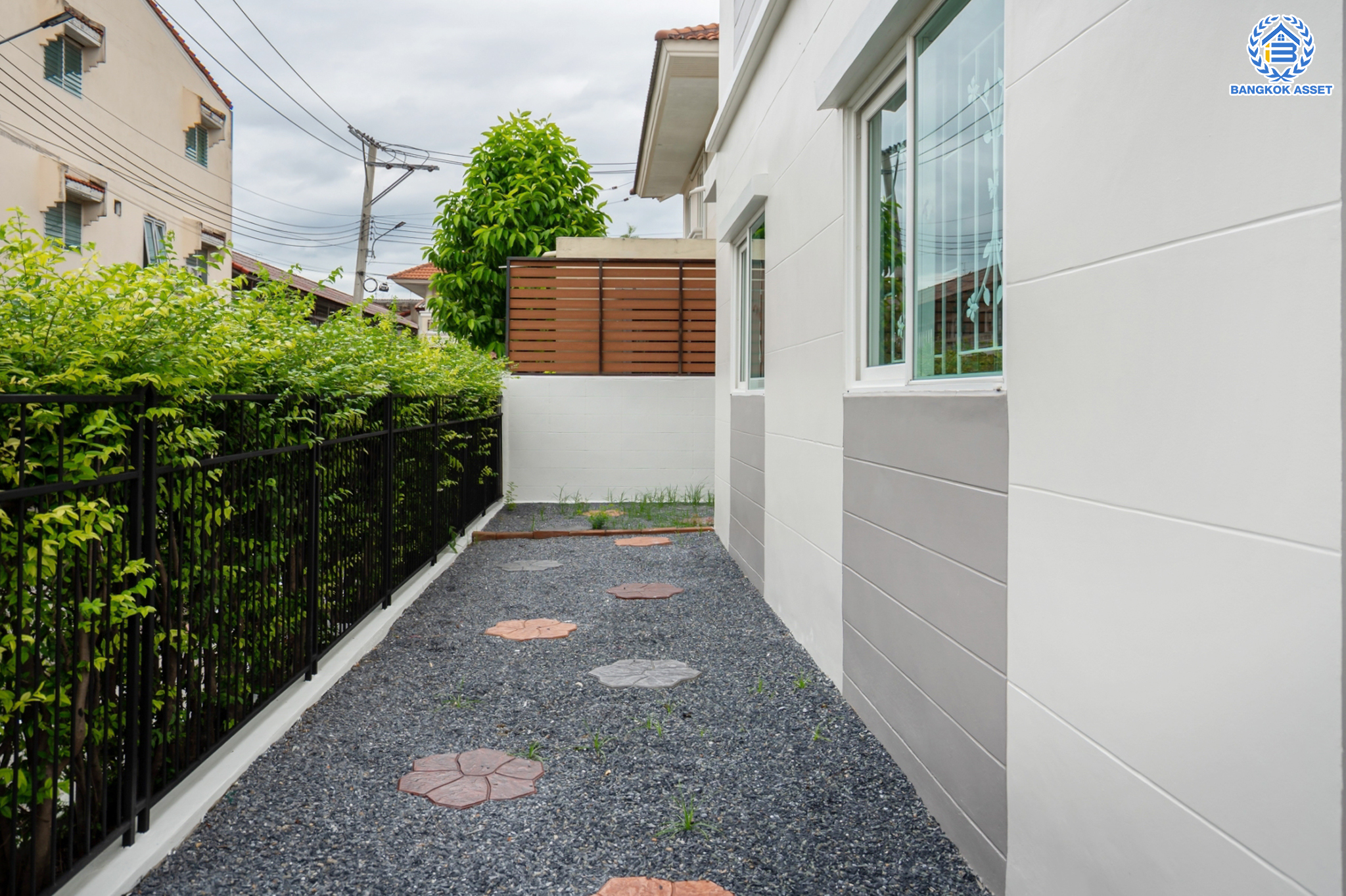 บ้านแฝดมือสองนนทบุรี ตรงข้ามสนามบินดอนเมือง ม.ศุภาลัยวิลล์ หลักสี่-ดอนเมือง หลังมุม เนื้อที่ 35.3 ตร.ว. ฟังก์ชัน 3 ห้องนอน 2 ห้องน้ำ 2 ที่จอดรถ บ้านสวยพร้อมเข้าอยู่ บนทำเลดีที่สุด! เชื่อมต่อหลายเส้นทาง ได้แก่ ถนนกำแพงเพชร6, ถนนวิภาวดีรังสิต, ถนนแจ้งวัฒนะ, ถนนสรงประภา ใกล้ทางด่วน อุตราภิมุข และรถไฟฟ้าสายสีแดง "สถานีสนามบินดอนเมือง"